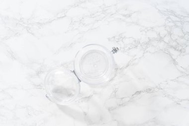 Düz yatıyordu. Açık kahverengi şeker mermer tezgahın üstünde.