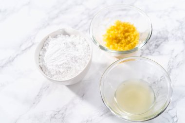 Limonlu kek pişirmek için bardaktaki karışımlar..