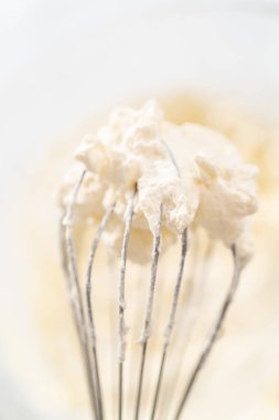 Ev yapımı krem şantili çırpı çırpıcı. Taze kırbaç..