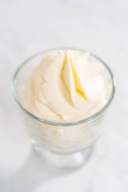 Sınıfın dondurmasında ev yapımı krem şanti..