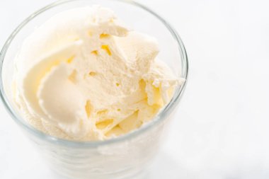 Sınıfın dondurmasında ev yapımı krem şanti..