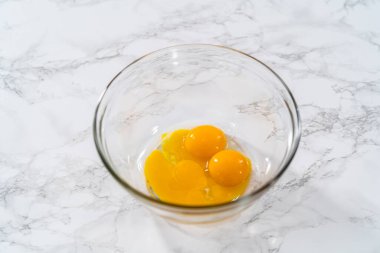 Limon jöleli limonlu kurabiye. Islak malzemeleri büyük bir bardakta karıştırıp limonlu kurabiye pişirmek için karıştırıyorum..