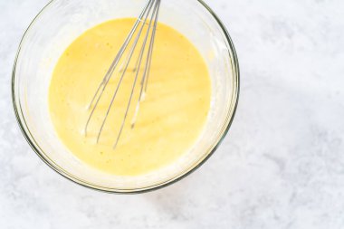 Manzarayı kapat. Fünyeli kek pişirmek için karıştırma kabındaki malzemeleri karıştırıyorum..