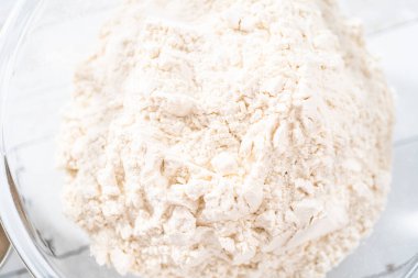 Çok amaçlı undan ev yapımı pizza hamuru hazırlıyorum..