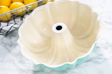 Boş fırın tavası limonlu kek pişirmeye hazır..