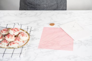 Yeni pişmiş nane şekerli beyaz çikolatalı kurabiyeleri beyaz bir karton kutuya doldurmak..