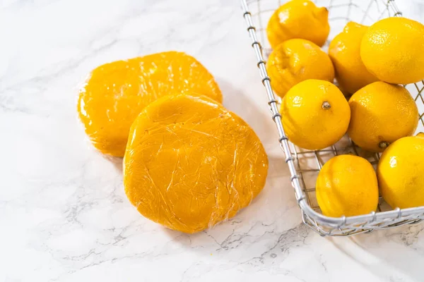 Лимонное Печенье Лимонной Глазурью Упаковка Печенья Тесто Охлаждения Холодильнике Испечь — стоковое фото
