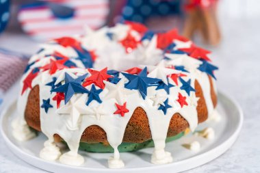 4 Temmuz pasta vanilya jöleli ve beyaz bir tabakta çikolata yıldızlarıyla süslenmiş..