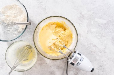 Düz yatıyordu. 4 Temmuz pastasını çikolatalı yıldızlarla karıştırmak için cam bir kasenin içindekileri karıştırıyorum..