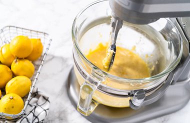 Limonlu kek için hamura malzemeleri karıştırıyorum..