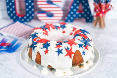 4 Temmuz pasta vanilya jöleli ve beyaz bir tabakta çikolata yıldızlarıyla süslenmiş..