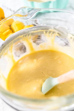 Bardakta limonlu kek hamuru.