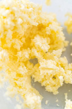 4 Temmuz pastasını çikolatalı yıldızlarla karıştırmak için cam bir kasenin içindekileri karıştırıyorum..