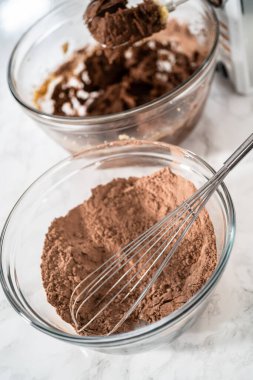 Nane şekerli çikolatalı kurabiyeler pişirmek için büyük bir bardakta karıştırma malzemesi..