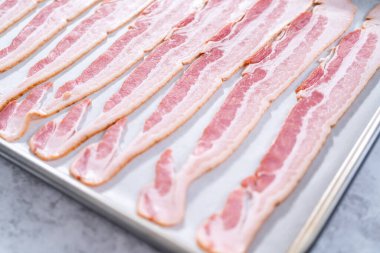 Pişmemiş pastırma şeritleri ve beyaz parşömen kağıtları..