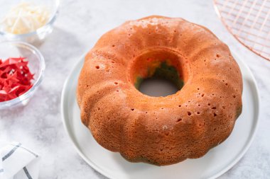 Vanilya soslu taze pişmiş kek..