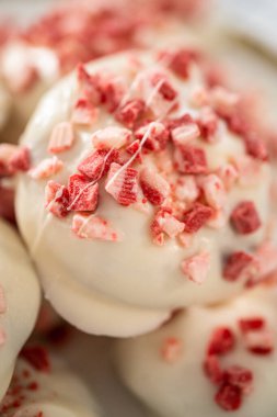 Beyaz tabakta taze pişmiş nane şekerli beyaz çikolatalı kurabiyeler..