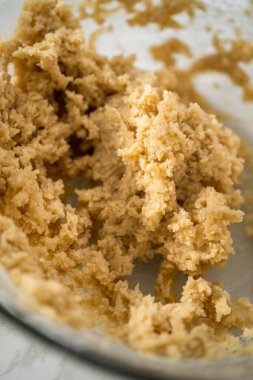 Nane şekerli çikolatalı kurabiyeler pişirmek için büyük bir bardakta karıştırma malzemesi..