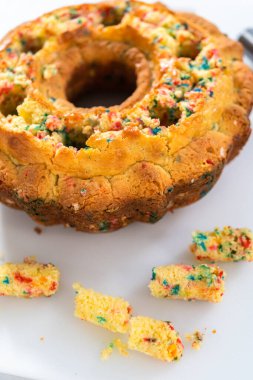 Funfettti kekini dolduran tereyağı kreması için delikler açıyorum..