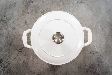 Düz yatıyordu. Taze pişmiş buğday ekmeği ekmeği ekmeği, içinde ekmek yalıtımı sepeti ve dökme demir fırın izleri var..