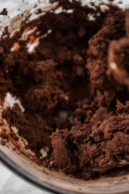 Nane şekerli çikolatalı kurabiyeler pişirmek için büyük bir bardakta karıştırma malzemesi..