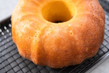 Mutfak rafında soğumuş limonlu yaban mersinli kek..