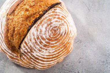 Taze fırınlanmış buğday ekmeği ekmeği ve ekmek koruma sepetinden işaretler..