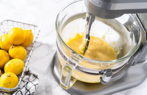 Limonlu kek için hamura malzemeleri karıştırıyorum..