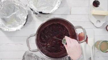 Zaman aşımı. Düz yatıyordu. Adım adım. Basit çikolatalı şekerlemeler yapmak için yemek kabındaki malzemeleri karıştırıyorum..