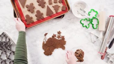 Düz yatıyordu. Adım adım. Zencefilli kurabiye hamurundan Noel kurabiyeleriyle şekiller kesiyorum..