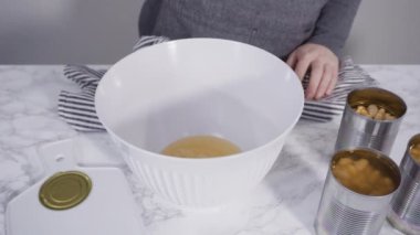 Konserve açacağıyla konserve fasulye açıyorum..