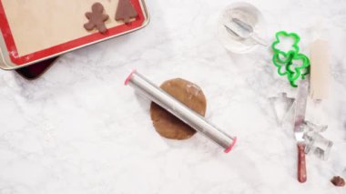 Düz yatıyordu. Adım adım. Noel kurabiyesi pişirmek için zencefilli kurabiye hamuru yuvarlıyorum..