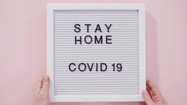 Znak Stay Home Covid Tablicy Niebieską Maską Medyczną — Wideo stockowe
