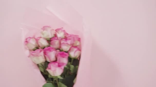 Deitado Passo Passo Buquê Rosas Rosa Fundo Rosa Fundo Rosa — Vídeo de Stock