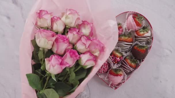 Plat Lay Pas Pas Buchet Trandafiri Roz Cutie Căpșuni Înmuiate — Videoclip de stoc