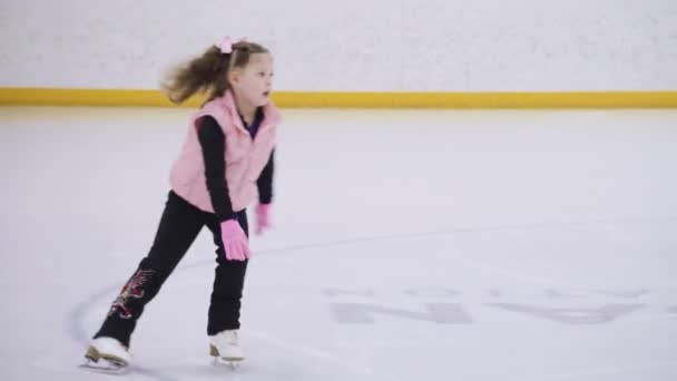 Menina Praticando Patinação Artística Move Pista Gelo Interior — Vídeo de Stock