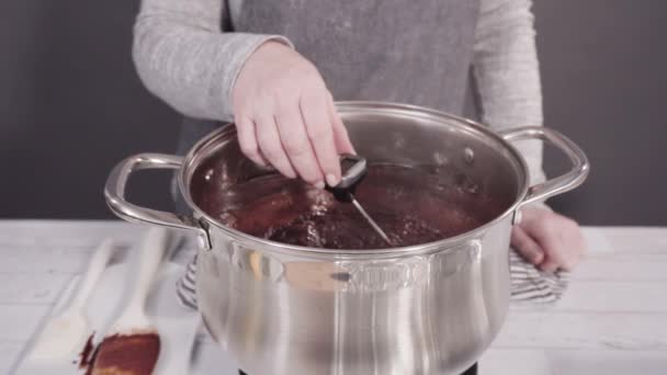 Paso Paso Mezclar Ingredientes Olla Cocción Para Hacer Dulce Chocolate — Vídeo de stock