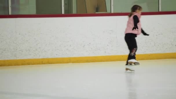 朝のフィギュアスケート練習で彼女の要素を練習小さなスケーター — ストック動画