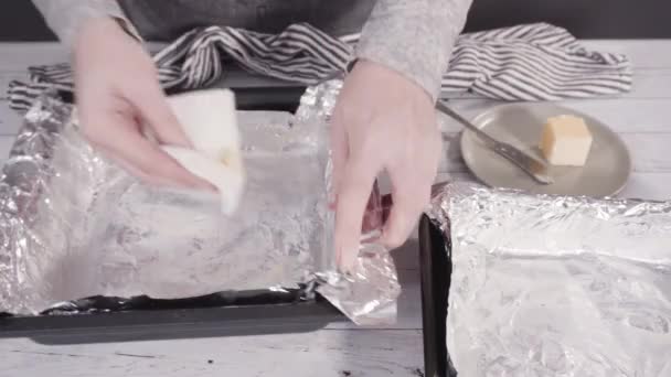 一步一步 把烤盘磨碎 做土制软糖 — 图库视频影像