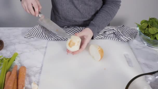 Резка Овощей Белой Доске Приготовления Вегетарианского Белого Фасолевого Супа — стоковое видео