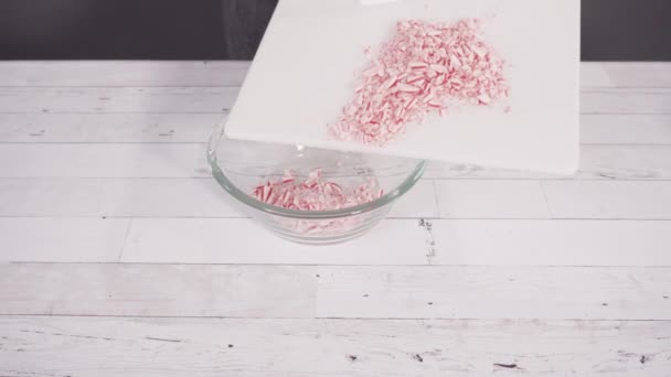 차근차근 사탕수수 사탕을 조각으로 쪼개는 — 비디오
