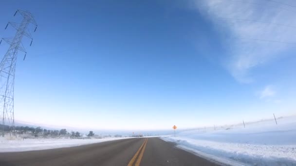 冬季早晨在美国郊区的一条乡间路上开车 — 图库视频影像