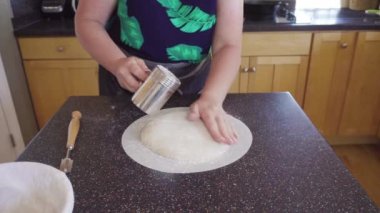 Konut mutfağında ekşi ekmek pişirmek.