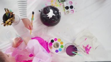 Düz yatıyordu. Cadılar Bayramı için akrilik boyalı balkabağı boyama.