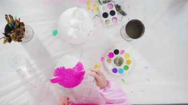 Zaman aşımı. Düz yatıyordu. Cadılar Bayramı için akrilik boyalı balkabağı boyama.