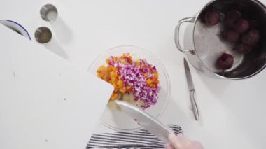 Düz yatıyordu. Adım adım. Sirkeli salata için beyaz bir kesme tahtasındaki sebzeleri dilimliyorum..