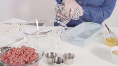 Adım adım. Bardak karıştırma kabında klasik sığır etli rulo köfte tarifi karışımı..