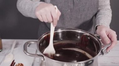 Adım adım. Basit çikolatalı şekerlemeler yapmak için yemek kabındaki malzemeleri karıştırıyorum..