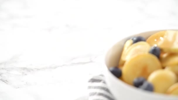Step Step Freshly Made Mini Pancake Cereal Fresh Blueberries White — Stock Video