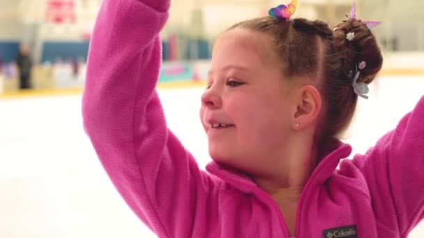 小さな女の子練習フィギュアスケート上の屋内アイスリンク — ストック動画